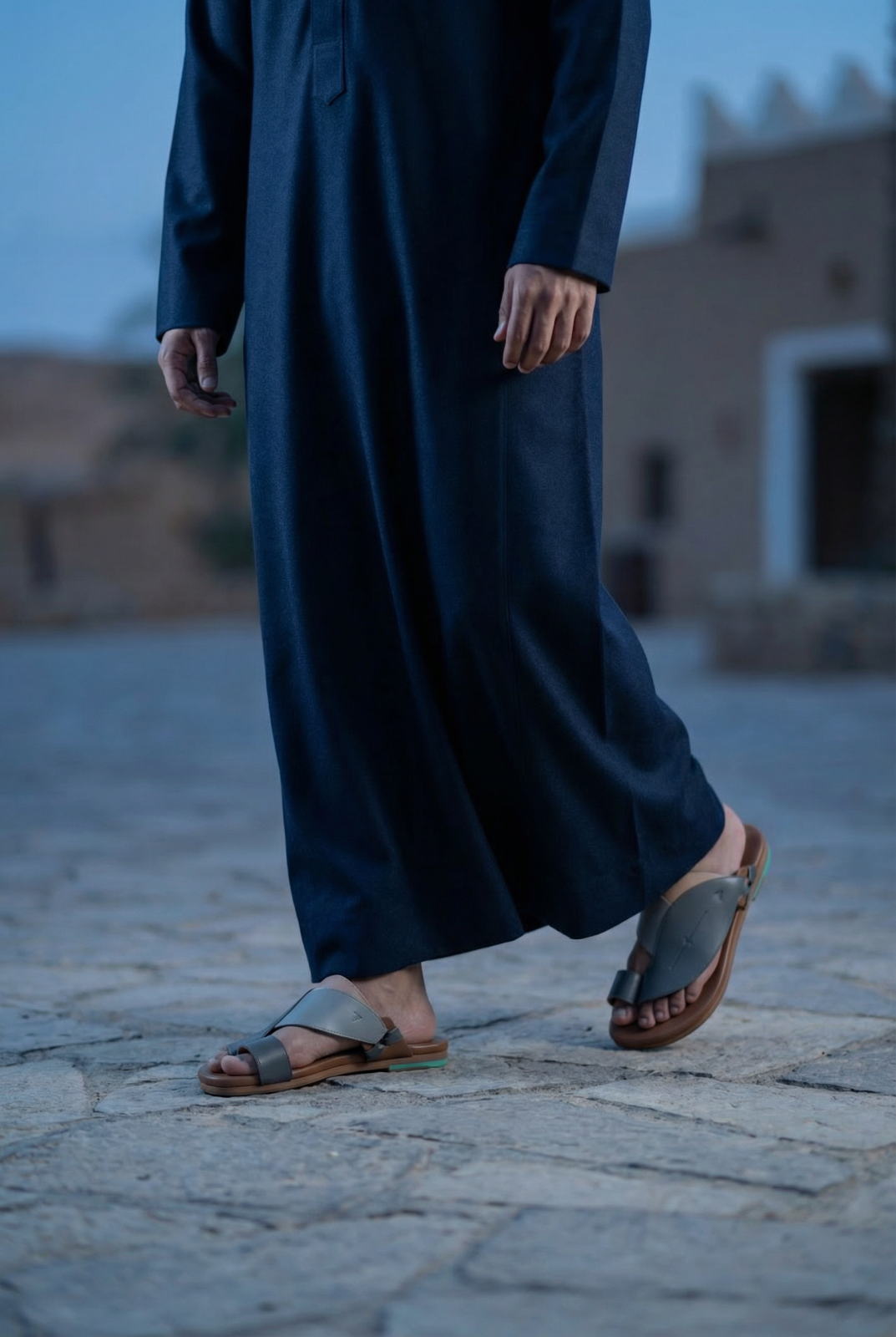 Side view of Yaseer Men sandals|صندل تماشي مناسب للرحلات والمشي في الهواء الطلق|Front view of Yaseer Arabic Sandals for Men|Side view of Yaseer Sandals for Men|صندل رجالي مميز بخياطة متقنة وجودة عالية|Yaseer sandals information about Arabic Sandals|The In