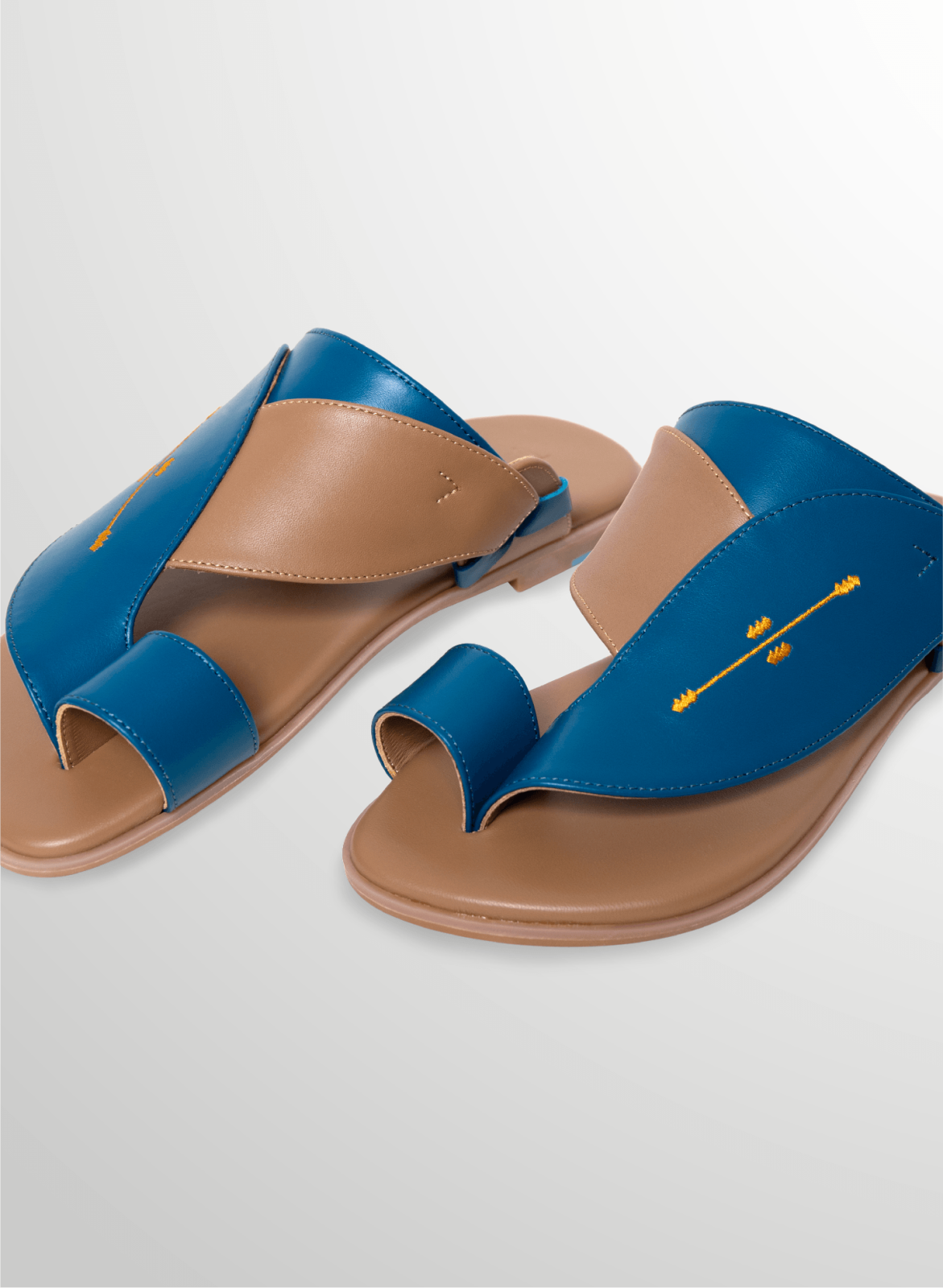 Mens leather sandals UAE style|صندل تماشي مريح مع تصميم متين للاستخدام الطويل|Story of Mens sandals premium leather|Detail Image Of Tamashee leather sandals men|صندل تماشي جلد البقر بخياطة متقنة تعزز الجودة والمتانة|Arabic sandals cow leather