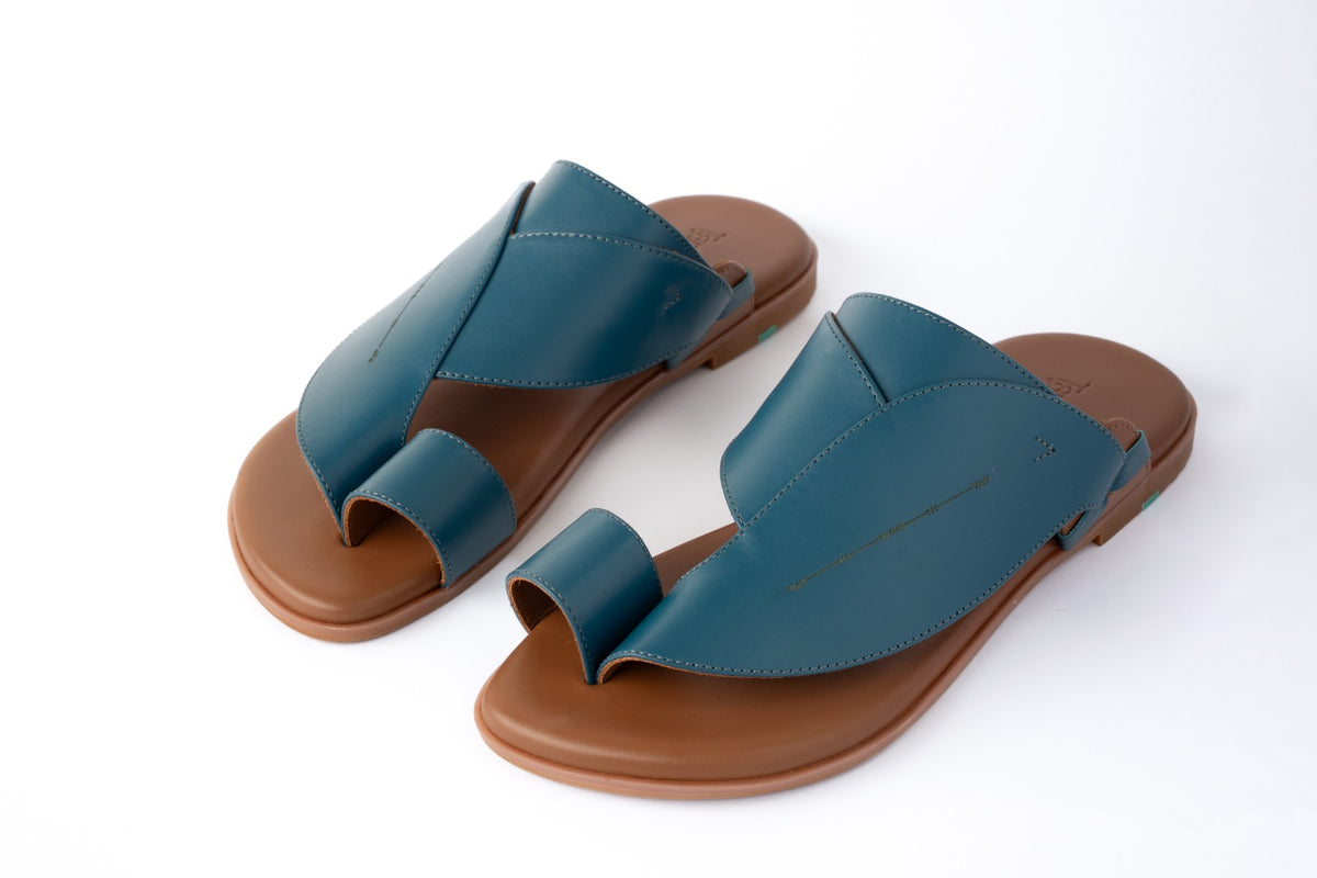 Side view of Stylish Arabic Sandals|صندل جلد البقر بلمسة ناعمة ومريحة للاستخدام اليومي|Touq Arabic Sandals for Men|Leather Ring of Men Arabic Sandals|Upper View of Arabic Sandals for Men|Detail Information with Images about Touq Arabic Sandals for Men|Ins
