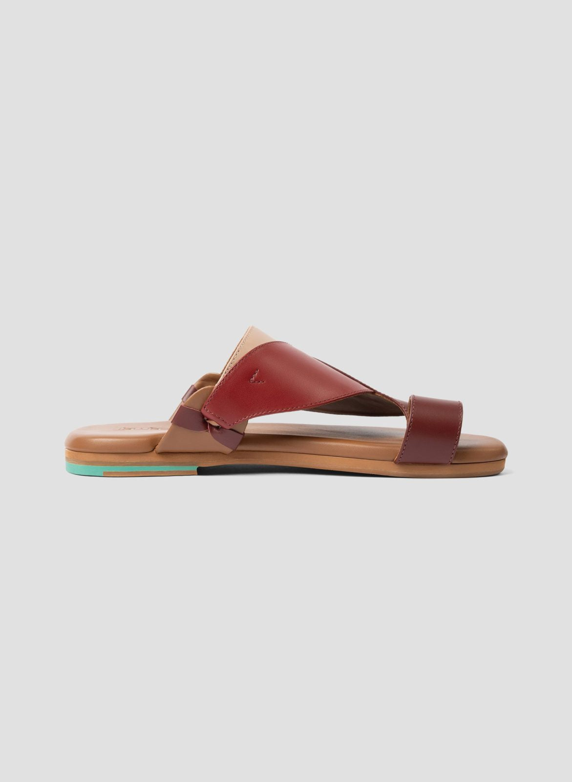 Side view of Leather Ring of Salis Sandals|صندل رجالي مثالي للاستخدام اليومي في الإمارات|Classic Salis Tamashee Arabic Sandals for men Style|Side view of Classic Tamashee Arabic Men Sandals|صندل جلد البقر يوفر دعم مريح للقدم|Detail Over view of Traditiona