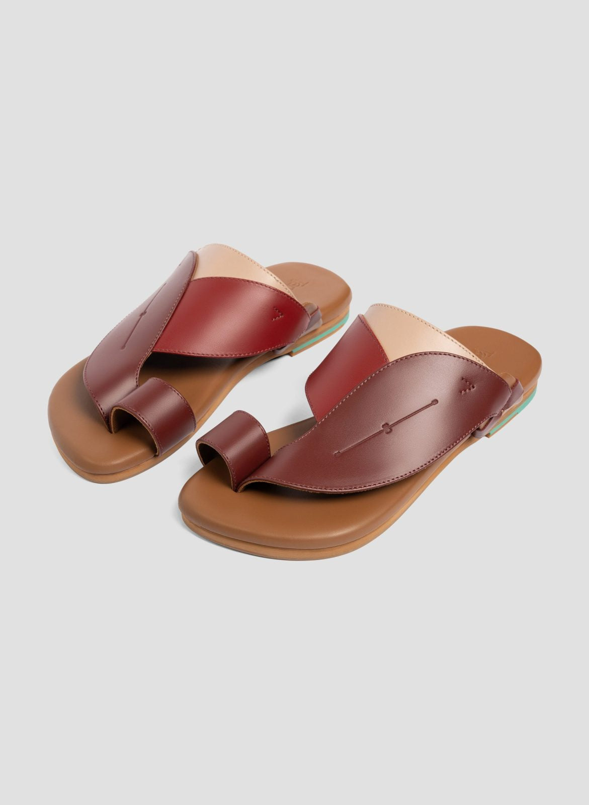 Side view of Leather Ring of Salis Sandals|صندل رجالي مثالي للاستخدام اليومي في الإمارات|Classic Salis Tamashee Arabic Sandals for men Style|Side view of Classic Tamashee Arabic Men Sandals|صندل جلد البقر يوفر دعم مريح للقدم|Detail Over view of Traditiona