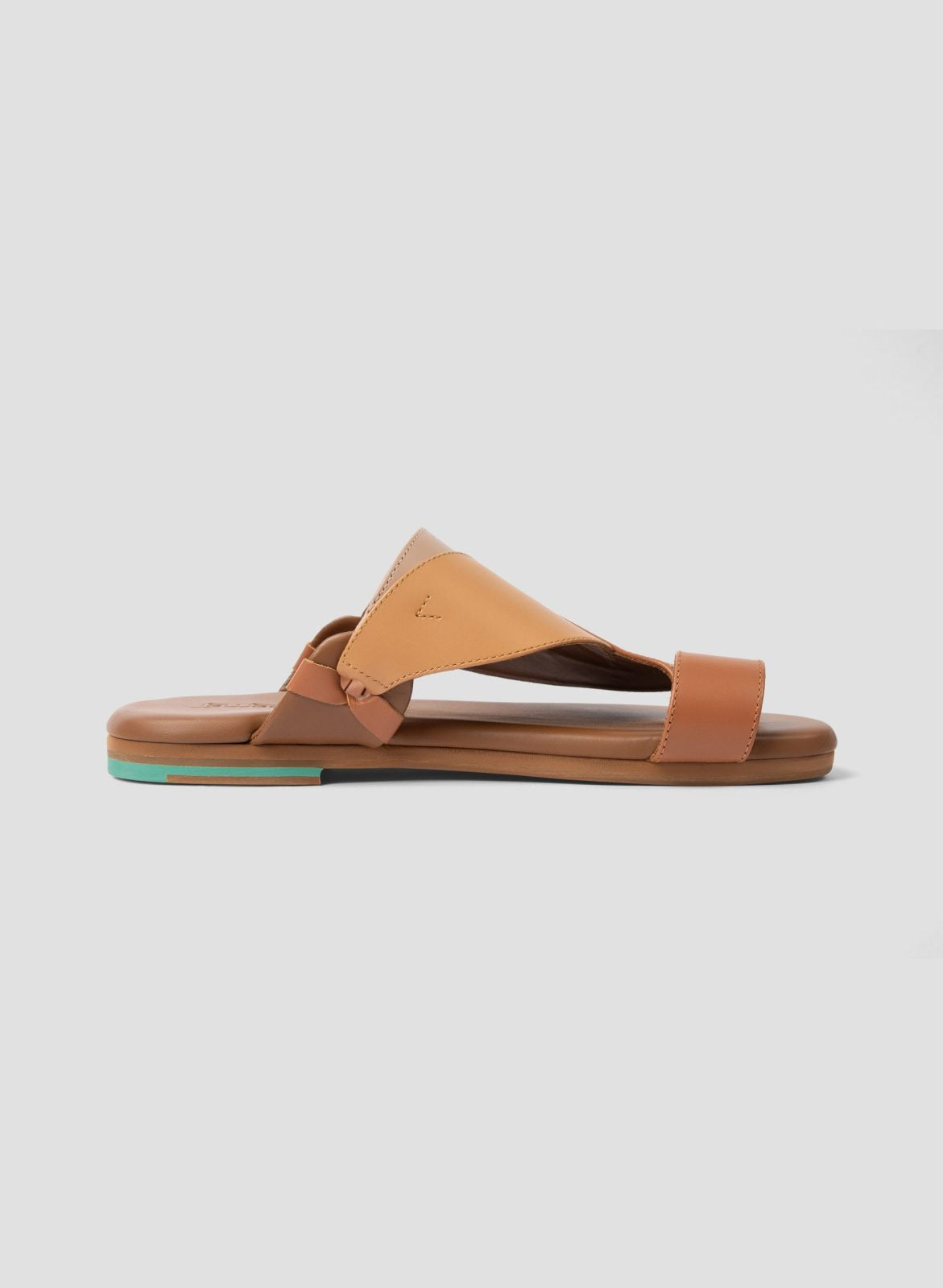 Side View of Cow Leather Hayyin Men Sandals|صندل رجالي أنيق وخفيف للاستخدام اليومي|Stylish Side view of Hayyin Tamashee Sandals for men|صنادل رجالي خفيفة الوزن ومريحة للارتداء الطويل|صندل تماشي بتصميم بسيط وأنيق يناسب جميع الأذواق|Detail Of Hayyin Tamashe