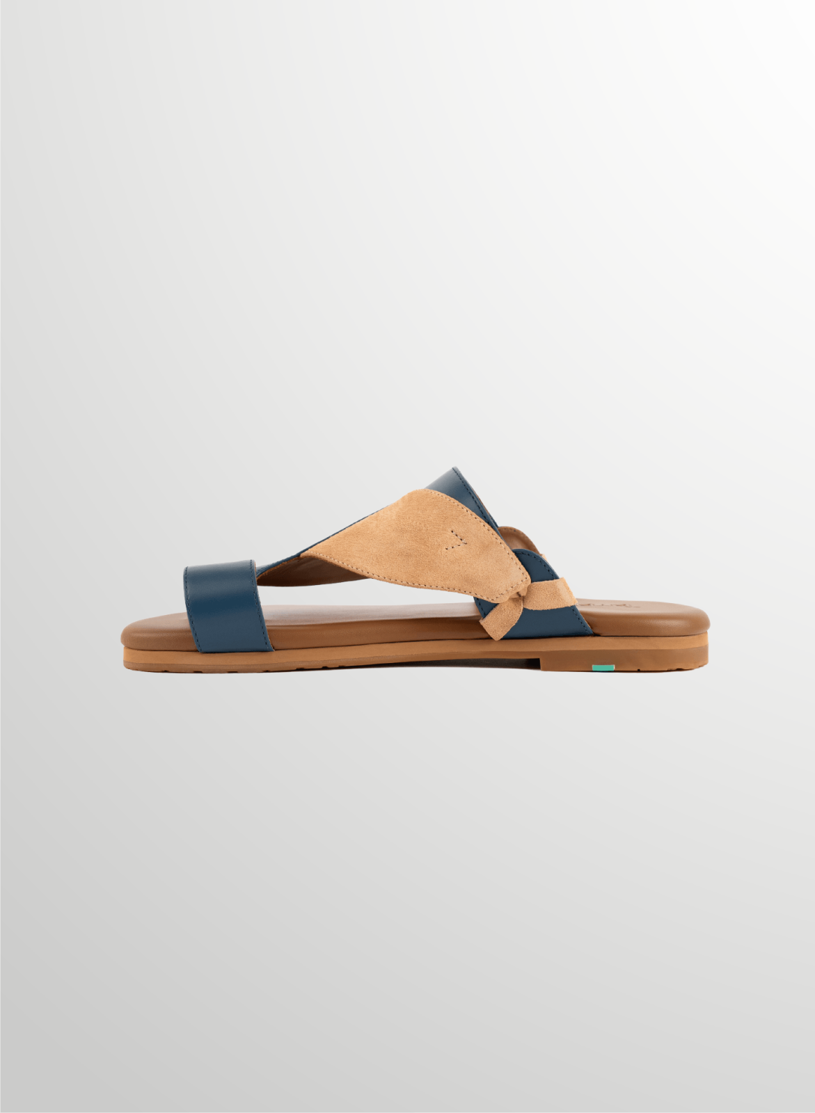 Side View of Qubaia Leather Arabic Sandals |صنادل رجالي مناسبة للمشي والأنشطة اليومية|Traditional Qubaia Arabic Sandals for men|Comfertable Qubaia Arabic Sandals for Men|صندل أنيق للرجال بخامة متينة وتصميم عملي|Detail Information about Qubaia Arabic Sanda