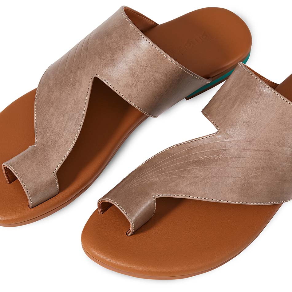 Yerz Sandals soft summer flat sandals|Yerz Sandals classic women Arabic sandals|Yerz Sandals elegant summer flat sandals|Detail images of chic light leather sandals|Yerz Sandals comfortable flat summer sandals|Yerz Sandals trendy UAE women Arabic sandals|