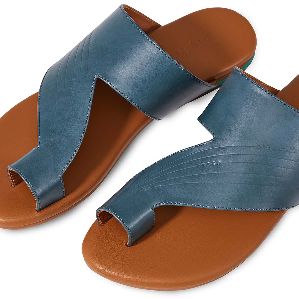 Yerz Sandals soft summer flat sandals|Yerz Sandals classic women Arabic sandals|Yerz Sandals elegant summer flat sandals|Detail images of chic light leather sandals|Yerz Sandals comfortable flat summer sandals|Yerz Sandals trendy UAE women Arabic sandals|