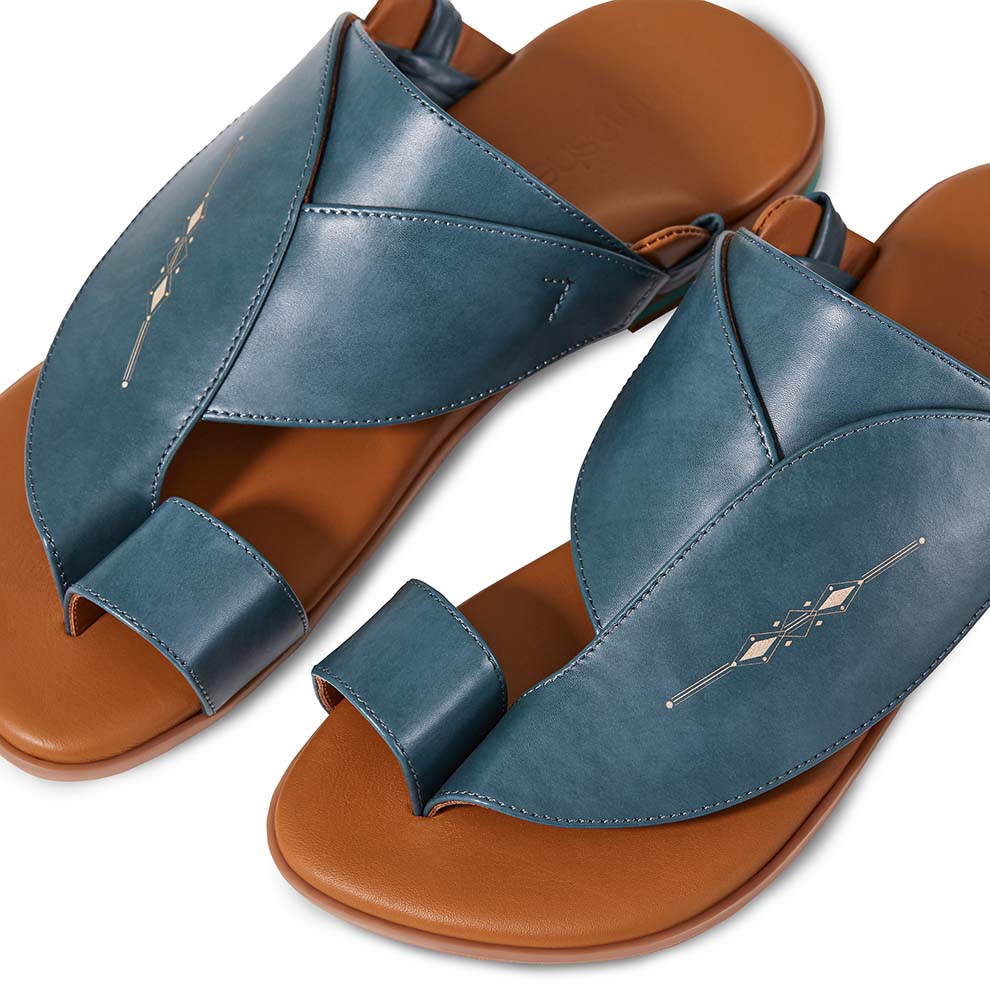 Yerz Sandals soft summer flat sandals|Yerz Sandals classic women Arabic sandals|Yerz Sandals elegant summer flat sandals|Detail images of chic light leather sandals|Yerz Sandals comfortable flat summer sandals|Yerz Sandals trendy UAE women Arabic sandals|