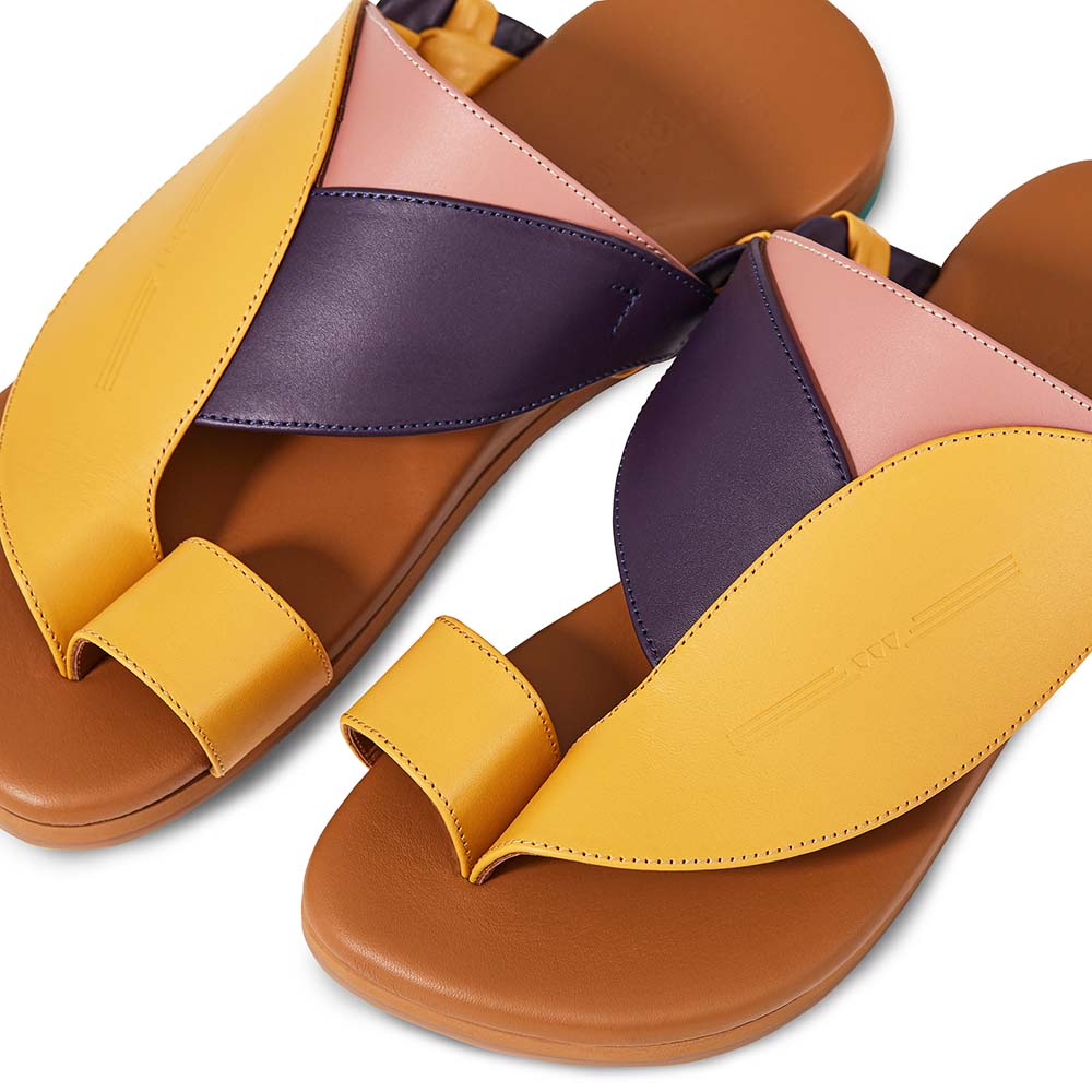 Yerz Sandals soft summer flat sandals|Yerz Sandals classic women Arabic sandals|Yerz Sandals elegant summer flat sandals|Detail images of chic light leather sandals|Yerz Sandals comfortable flat summer sandals|Yerz Sandals trendy UAE women Arabic sandals|