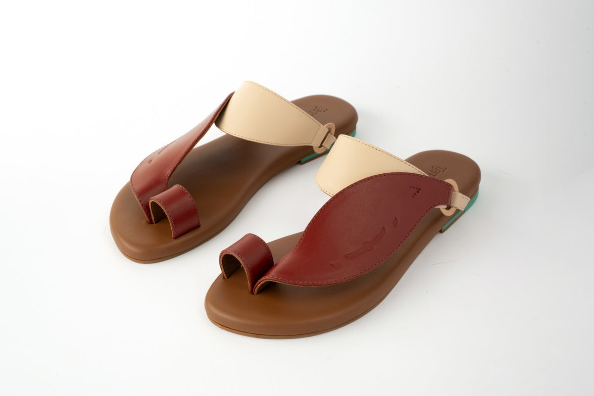Side View of Mahzam Women Sandals|Tamashee XYZ Sandals For Women Premium Leather Arabic Flat Sandals|Traditional Mahzam Tamashee Sandals for women|Iron matte gold ring of |صندل تماشي رجالي بتصميم أنيق ومريح للاستخدام اليومي|Sandals Information of Leather 